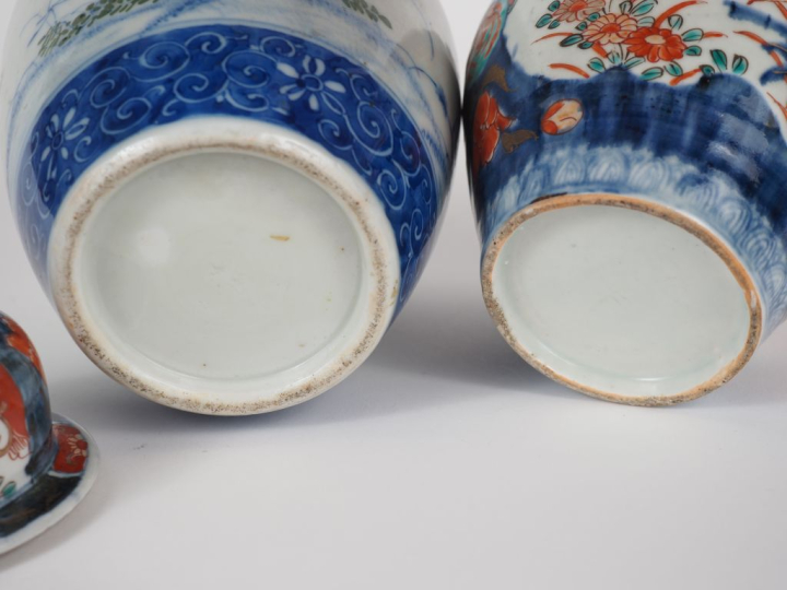 Japon, vers 1900-1920 Deux vases globulaires (l’un couvert)en porcelai