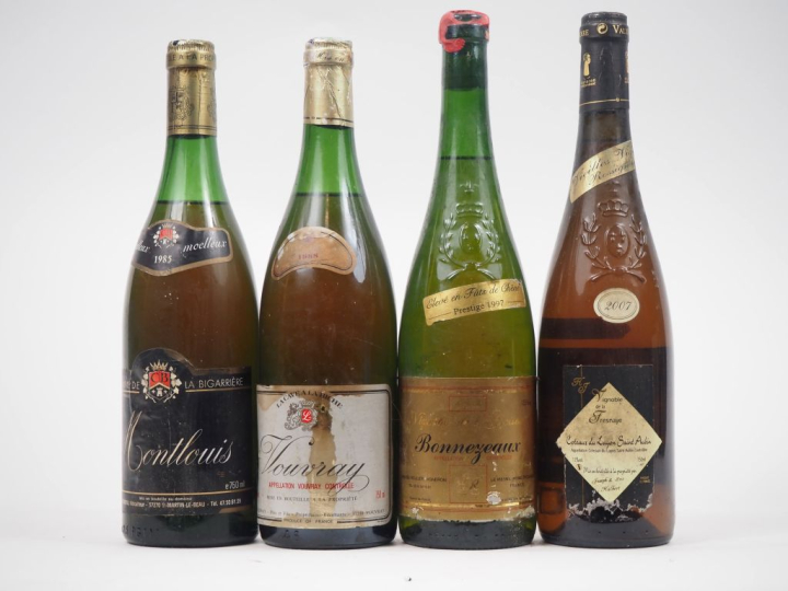 4 BOUTEILLES : 1 MONTLOUIS - 1985 / 1 VOUVRAY - 1988 / 1 BONNEZEAUX - 