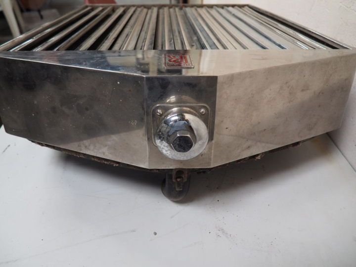 Radiateur pour automobile ROLLS ROYCE 20/25. Dim. 94 x 62 cm.