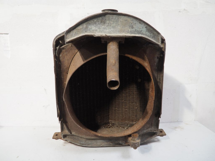 Radiateur pour automobile DE DION BOUTON. (A restaurer).