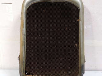 Vente aux enchères Radiateur pour automobile CITROEN C4 / C6. Dim. 83 x 50 cm. (A restaur