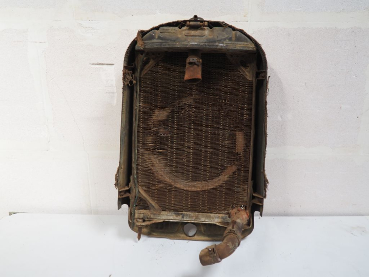 Radiateur pour automobile CITROEN C4 / C6. Dim. 83 x 50 cm. (A restaur