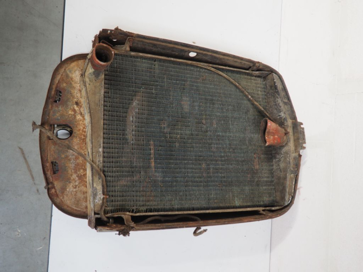 Radiateur pour automobile FORD V8. Dim. 84 x 55 cm. (A restaurer).