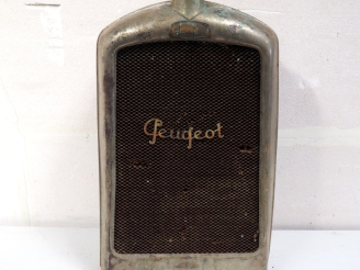 Vente aux enchères Radiateur pour automobile PEUGEOT 5CV. Dim. 68 x 42 cm. (A restaurer)