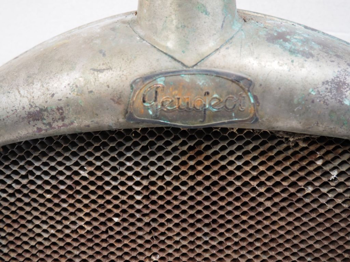 Radiateur pour automobile PEUGEOT 5CV. Dim. 68 x 42 cm. (A restaurer)