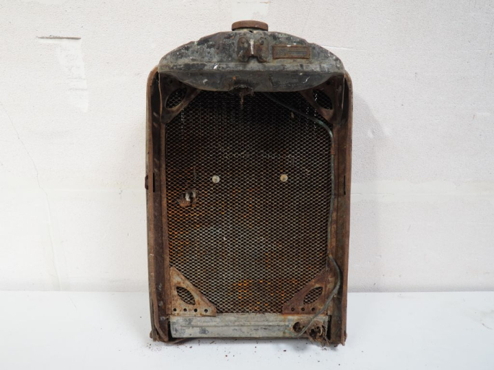 Radiateur pour automobile PEUGEOT 5CV. Dim. 68 x 42 cm. (A restaurer)