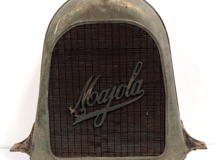 Radiateur Automobile MAJOLA. Dim. 61 x 61 cm. (A restaurer)