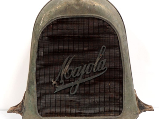 Vente aux enchères Radiateur Automobile MAJOLA. Dim. 61 x 61 cm. (A restaurer)