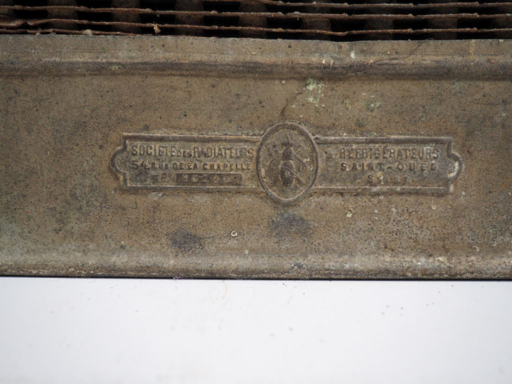 Radiateur Automobile MAJOLA. Dim. 61 x 61 cm. (A restaurer)