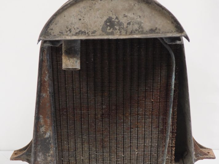 Radiateur Automobile MAJOLA. Dim. 61 x 61 cm. (A restaurer)