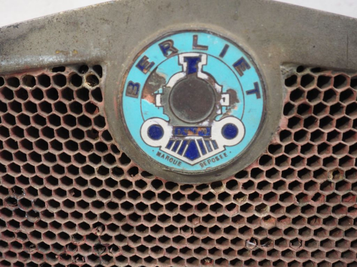 Radiateur pour automobile BERLIET VIG sans calandre. Dim. 72 x 47 cm. 