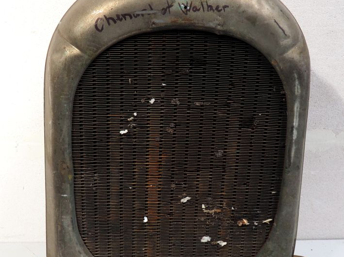 Radiateur CHENARD et WALKER avec calandre. Dim. 71 x 61 cm. ( A restau