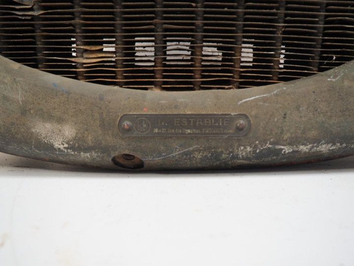 Radiateur CHENARD et WALKER avec calandre. Dim. 71 x 61 cm. ( A restau