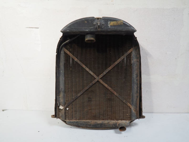 Radiateur CHENARD et WALKER avec calandre. Dim. 71 x 61 cm. ( A restau