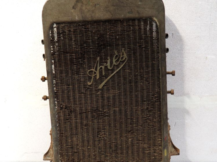 Radiateur automobile ARIES CC4. Dim. 75 x 51 cm. (A restaurer).