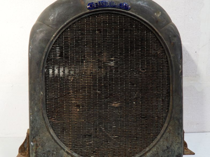 Radiateur CHENARD et WALKER avec calandre. Dim. 77 x 70 cm. (A restaur