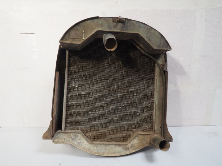 Radiateur CHENARD et WALKER avec calandre. Dim. 77 x 70 cm. (A restaur