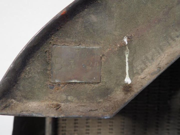 Radiateur CHENARD et WALKER avec calandre. Dim. 77 x 70 cm. (A restaur