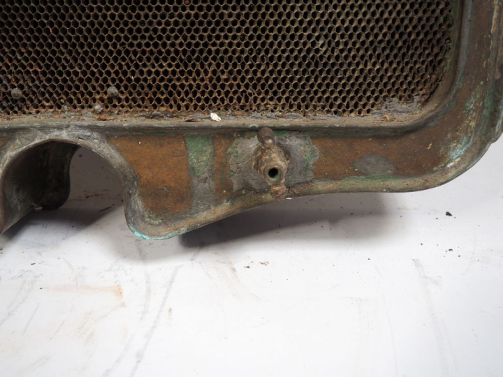Radiateur automobile LAMBERT. Dim. 77 x 76 cm. ( Arestaurer).