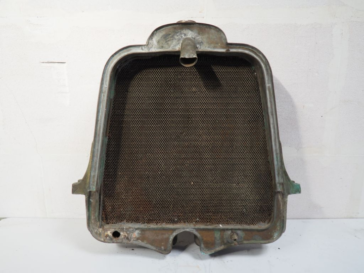 Radiateur automobile LAMBERT. Dim. 77 x 76 cm. ( Arestaurer).