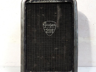 Vente aux enchères Radiateur pour automobile PEUGEOT 201 avec calandre. Dim. 76 x 43 cm. 