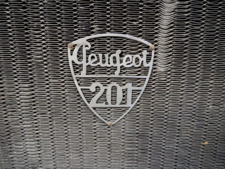 Radiateur pour automobile PEUGEOT 201 avec calandre. Dim. 76 x 43 cm. 