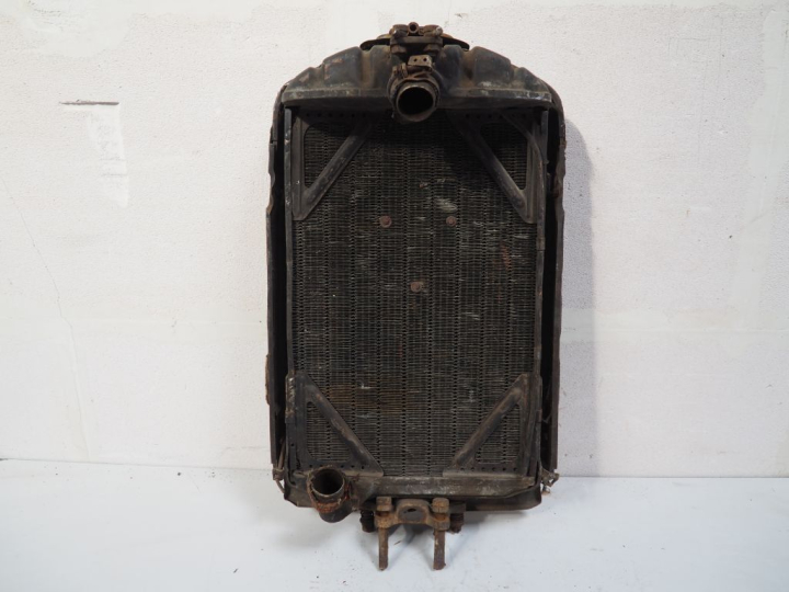 Radiateur pour automobile PEUGEOT 201 avec calandre. Dim. 76 x 43 cm. 