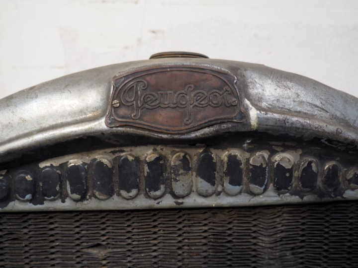 Radiateur pour automobile PEUGEOT 201 avec calandre. Dim. 76 x 43 cm. 