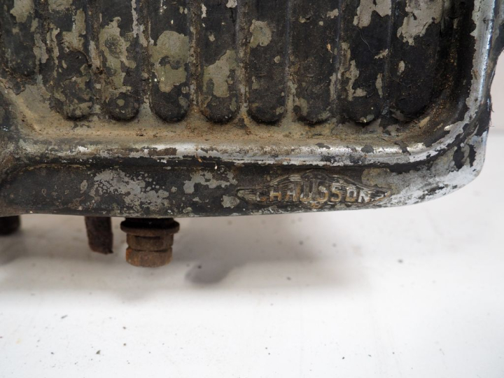 Radiateur pour automobile PEUGEOT 201 avec calandre. Dim. 76 x 43 cm. 