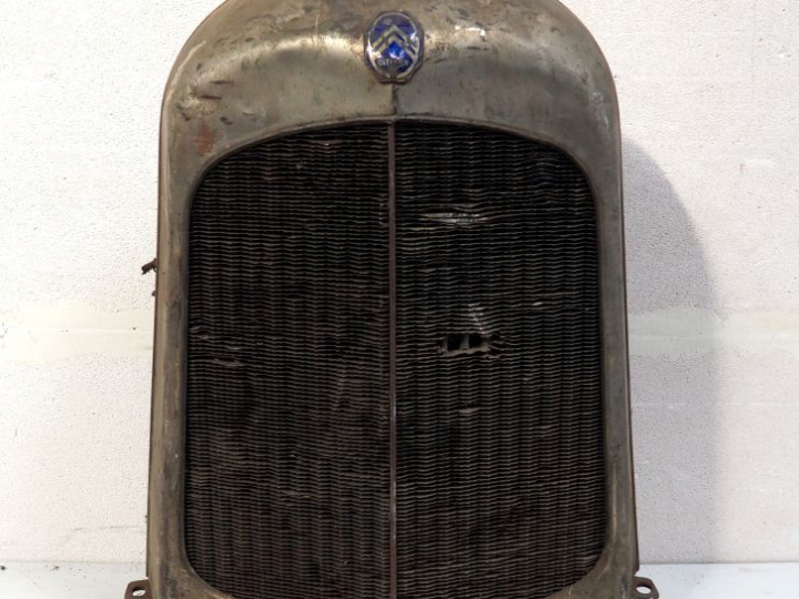 Radiateur pour automobile CITROËN 10 HP avec calandre. Dim. 70 x 55 cm