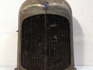 Vente aux enchères Radiateur pour automobile CITROËN 10 HP avec calandre. Dim. 70 x 55 cm