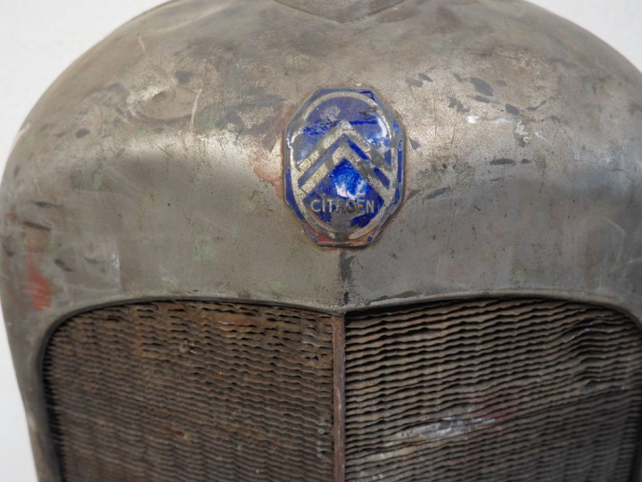 Radiateur pour automobile CITROËN 10 HP avec calandre. Dim. 70 x 55 cm