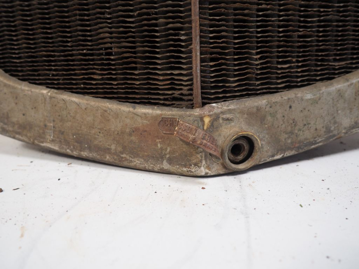 Radiateur pour automobile CITROËN 10 HP avec calandre. Dim. 70 x 55 cm