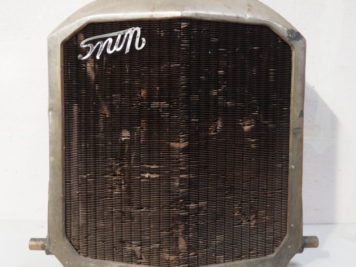 Radiateur pour automobile UNIC coupé Chauffeur avec calandre. (A resta