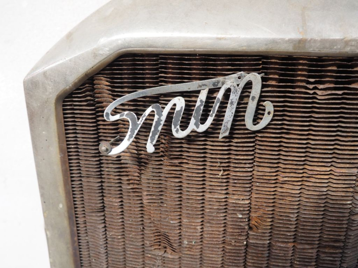 Radiateur pour automobile UNIC coupé Chauffeur avec calandre. (A resta