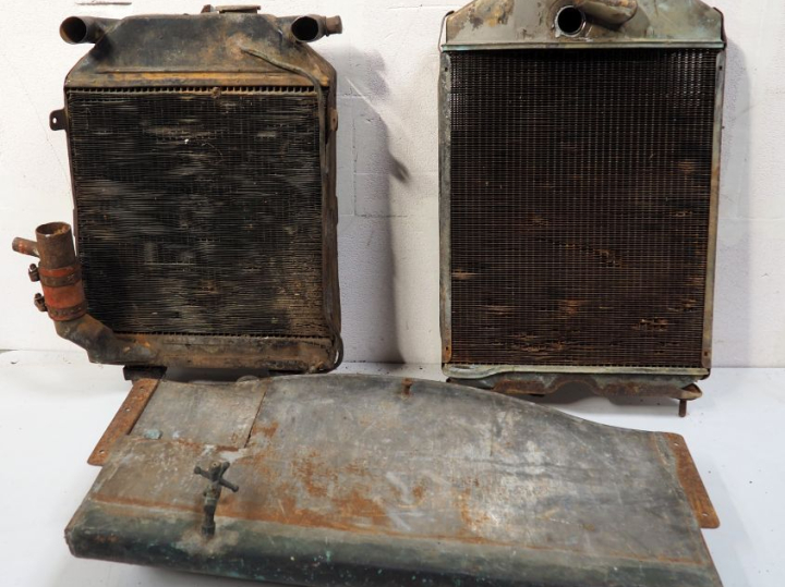 Deux différents radiateurs et un réservoir pour automobile. (A restaur