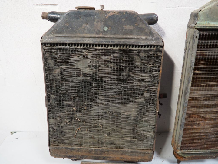 Deux différents radiateurs et un réservoir pour automobile. (A restaur