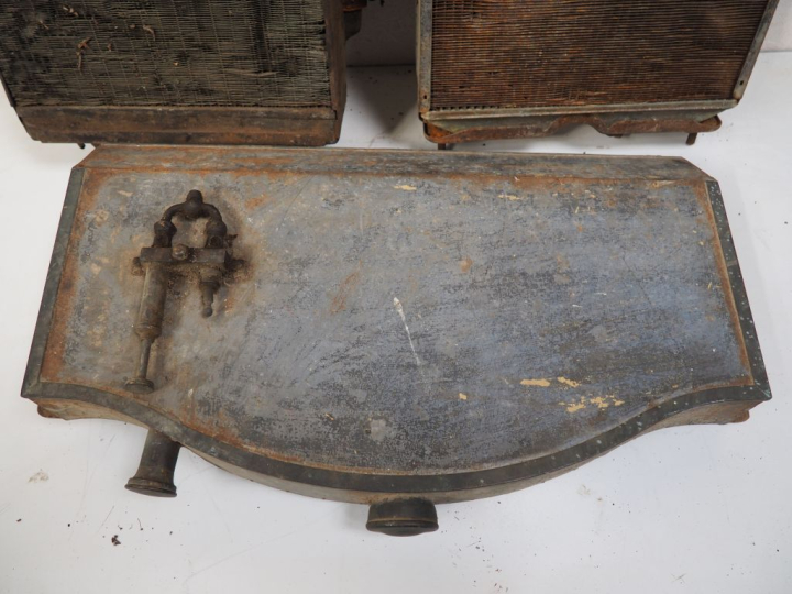 Deux différents radiateurs et un réservoir pour automobile. (A restaur