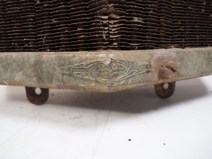 Radiateur pour automobile. Dim. 74 x 50 cm. (A restaurer).