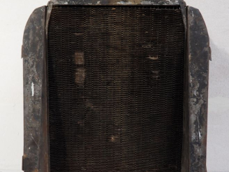 Vente aux enchères Radiateur pour automobile. Dim. 77 x 54 cm. (A restaurer).