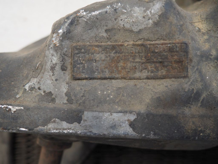 Radiateur pour automobile. Dim. 77 x 54 cm. (A restaurer).