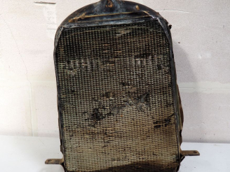 Vente aux enchères Radiateur pour automobile Dim. 68 x 57 cm. (A restaurer).