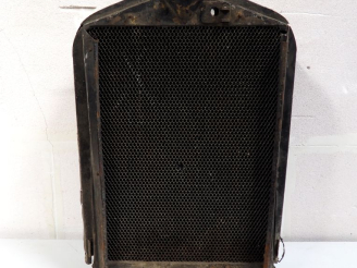 Vente aux enchères Radiateur automobile. Dim. 70 x 46 cm. (A restaurer).