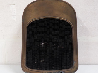 Vente aux enchères Radiateur automobile. Dim. 70 x 48 cm. (A restaurer).