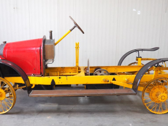 Vente aux enchères Base d'automobile début XXème avec différentes pièces dont moteur. (A 