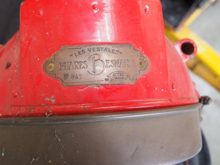 Base d'automobile début XXème avec différentes pièces dont moteur. (A 