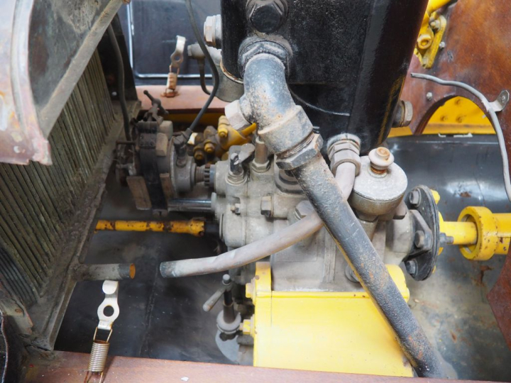 Base d'automobile début XXème avec différentes pièces dont moteur. (A 