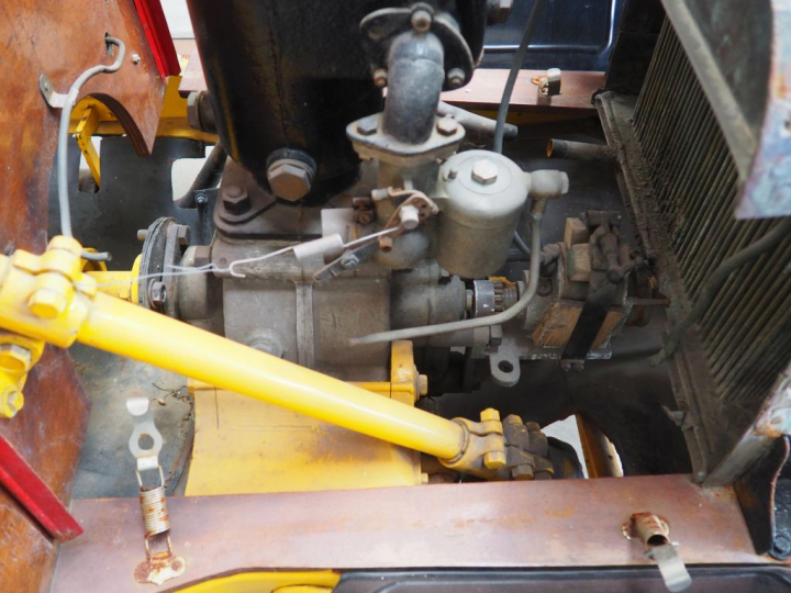 Base d'automobile début XXème avec différentes pièces dont moteur. (A 