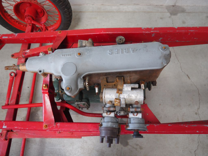 Base d'automobile ARIES avec différentes pièces dont moteur. (A restau