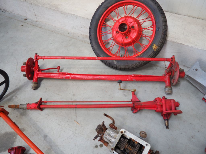 Base d'automobile ARIES avec différentes pièces dont moteur. (A restau